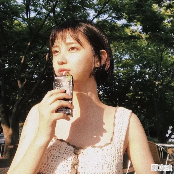 女生逼图片这张图片展示了女生的日常生活场景，反映出她们的真实情感和状态