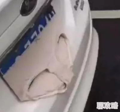 那手伸进老师湿润的内裤里，原来是学生在恶作剧，结果被全班同学看到了