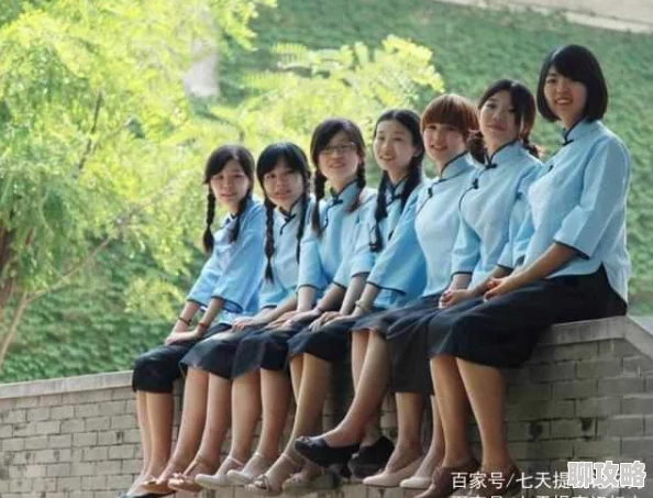 我在车里被三个男人玩他们是我的大学同学，毕业后第一次聚会