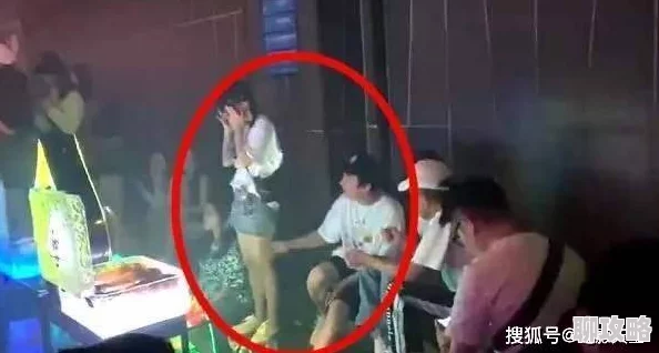 女s调教男m玩法最近流行用情趣电击棒进行刺激训练 女s调教男m玩法最近流行用情趣电击棒进行刺激训练
