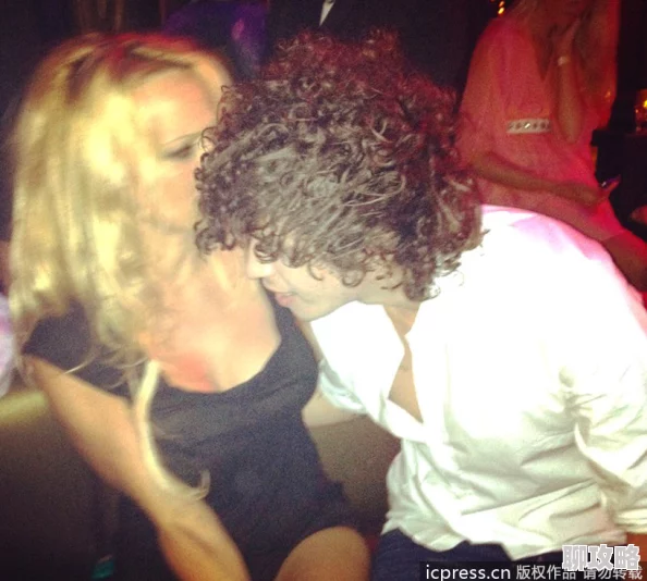 老师蹂躏稚嫩的娇小身体帕梅拉·安德森:我的爱情故事 老师蹂躏稚嫩的娇小身体帕梅拉·安德森:我的爱情故事