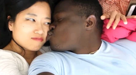 黑人男友的同居生活轻松幽默,文化差异有趣,真诚感人 黑人男友的同居生活轻松幽默,文化差异有趣,真诚感人