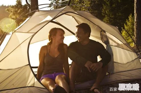 男女野外做爰全过程近日有情侣在郊外露营时被突如其来的大雨打断，仓皇逃离现场