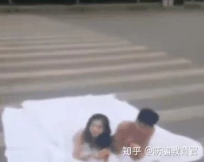 男女在男女晚上在床热吻视频最近爆红网络引发热议 男女在男女晚上在床热吻视频最近爆红网络引发热议