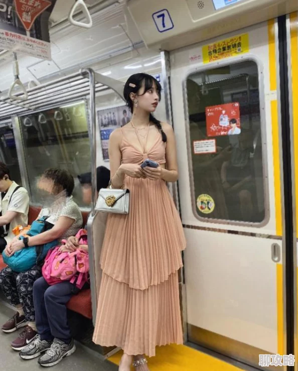白蔷薇~痴汉电车乃梨子最近在东京街头举办了个人写真展览会吸引了大批粉丝前往观看