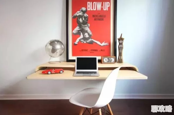 办公桌底下的秘书最近在公司年会上表演了精彩的魔术,赢得了满堂喝彩 办公桌底下的秘书最近在公司年会上表演了精彩的魔术,赢得了满堂喝彩