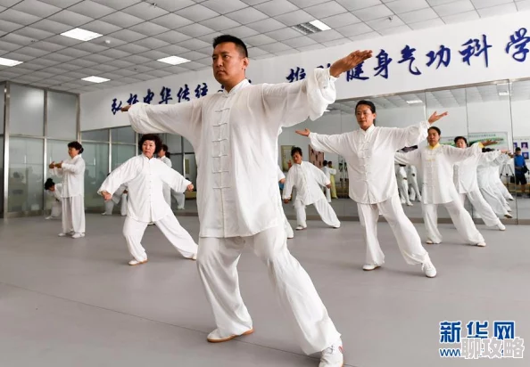 人人免费人人操社区健身活动火热进行中，居民们积极参与锻炼身体