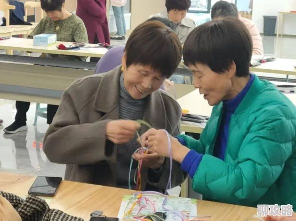 中国老妇60xxxx在社区开设免费编织课堂传授技艺受欢迎 中国老妇60xxxx在社区开设免费编织课堂传授技艺受欢迎