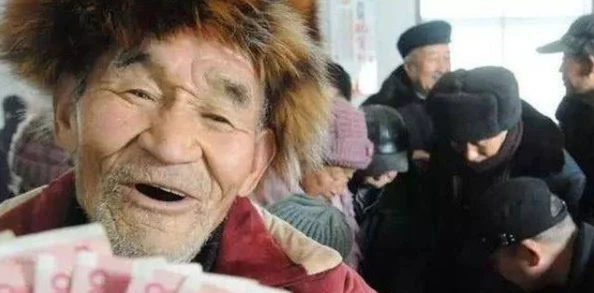 同性农民壮汉男男肉交小说近日在网络上引发热议讨论热度不减