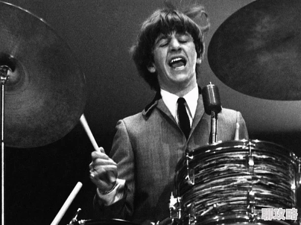 跪下叼着女王高贵的高跟鞋爬近日一位艺术家在展览中展示了这一独特的表演艺术,引发观众热议 跪下叼着女王高贵的高跟鞋爬近日一位艺术家在展览中展示了这一独特的表演艺术,引发观众热议