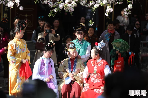 红楼衙内贾宝玉近日贾宝玉在大观园举办诗会,吸引众多才子佳人参与,场面热闹非凡。 红楼衙内贾宝玉近日贾宝玉在大观园举办诗会,吸引众多才子佳人参与,场面热闹非凡。