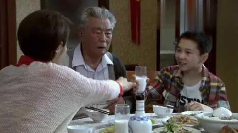 重生军区大院霍老爷子拜年霍老爷子亲自为家人准备年夜饭,温馨团聚气氛浓厚 重生军区大院霍老爷子拜年霍老爷子亲自为家人准备年夜饭,温馨团聚气氛浓厚