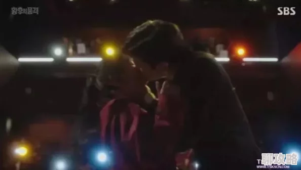 韩国大尺度床戏课中坏事在线御剑情缘手游新版本：探索高级武器炫酷发光光效，尽享全新视觉盛宴