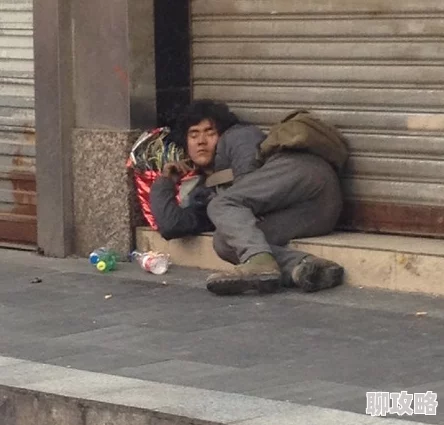 打开双腿让老乞丐玩近日一位老乞丐在街头表演引发围观吸引了众多路人驻足观看