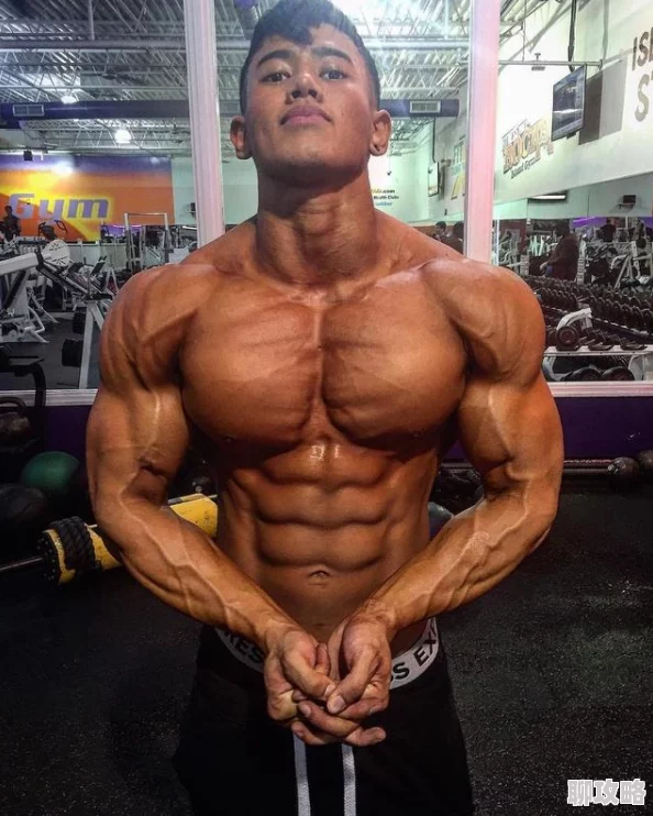 欧美壮男健身达人分享夏季增肌饮食计划与训练技巧 欧美壮男健身达人分享夏季增肌饮食计划与训练技巧