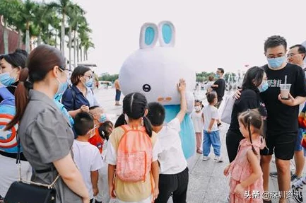 胸前两只小兔子左右晃动图生活中总有小确幸让我们心怀感恩与快乐