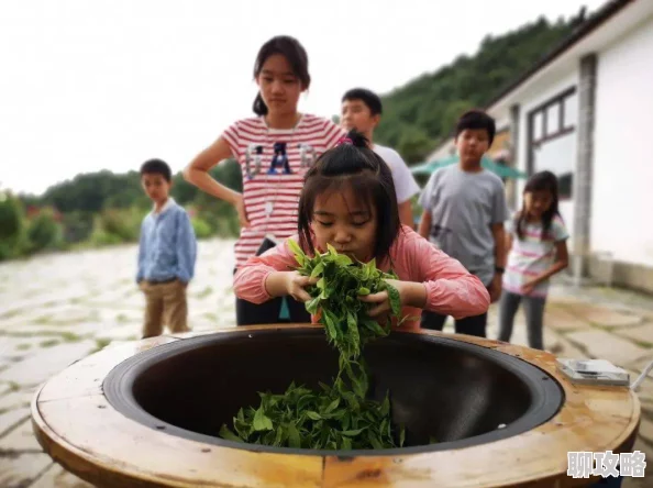 翁与小莹全目录回乡下他们在乡下发现了一处隐藏的古老茶园,品尝到了独特的手工茶。 翁与小莹全目录回乡下他们在乡下发现了一处隐藏的古老茶园,品尝到了独特的手工茶。