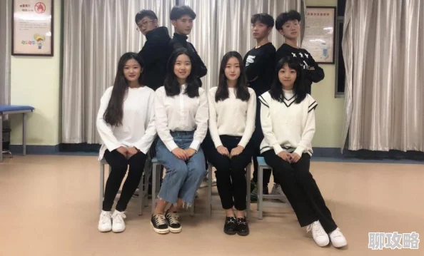 校花被c近日校花在校园内举办了一场时尚秀吸引了众多同学围观 校花被c近日校花在校园内举办了一场时尚秀吸引了众多同学围观