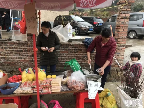 桃花村的女人村里新开了一家手工艺品店,吸引了不少游客前来体验和购买。 桃花村的女人村里新开了一家手工艺品店,吸引了不少游客前来体验和购买。