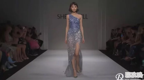 撕开美女的衣服近日一位模特在时装秀上意外撕裂衣服引发热议