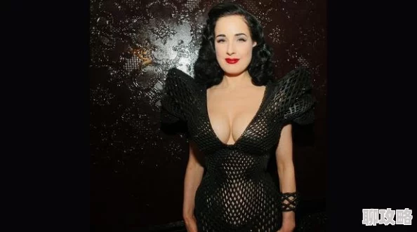 撕开美女的衣服近日一位模特在时装秀上意外撕裂衣服引发热议