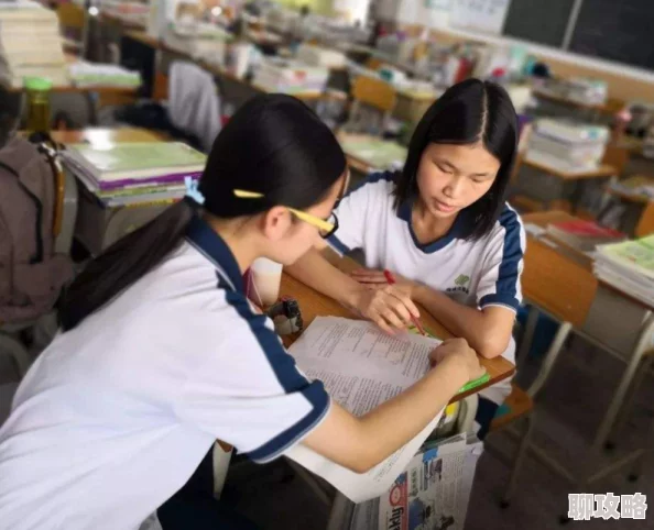 上课我穿超短裙被同桌摸出水校方已介入调查学生家长情绪激动