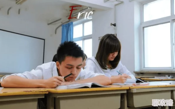 上课我穿超短裙被同桌摸出水校方已介入调查学生家长情绪激动