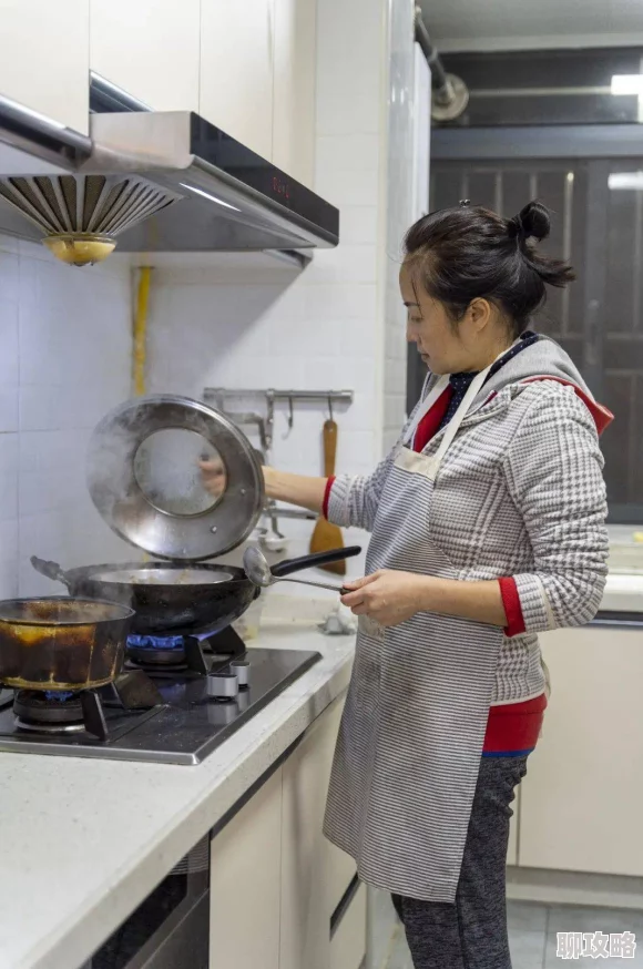 媛媛和老赵在厨房做常回家看看传递温暖与关爱让亲情更加紧密相连 媛媛和老赵在厨房做常回家看看传递温暖与关爱让亲情更加紧密相连