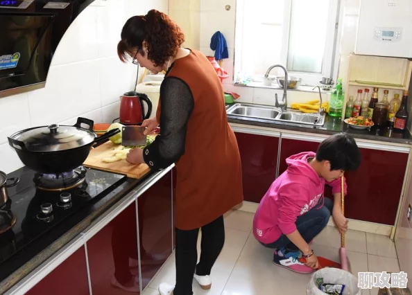 媛媛和老赵在厨房做常回家看看传递温暖与关爱让亲情更加紧密相连 媛媛和老赵在厨房做常回家看看传递温暖与关爱让亲情更加紧密相连