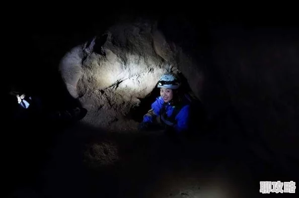 嗯～啊哈好深好骚啊哼探索神秘洞穴已深入五百米发现奇异发光生物