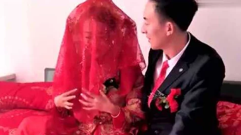 新婚夜h甜蜜羞涩的新娘盖着红盖头等待着新郎的到来 新婚夜h甜蜜羞涩的新娘盖着红盖头等待着新郎的到来