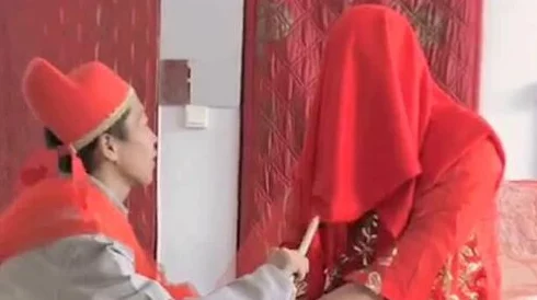 新婚夜h甜蜜羞涩的新娘盖着红盖头等待着新郎的到来 新婚夜h甜蜜羞涩的新娘盖着红盖头等待着新郎的到来