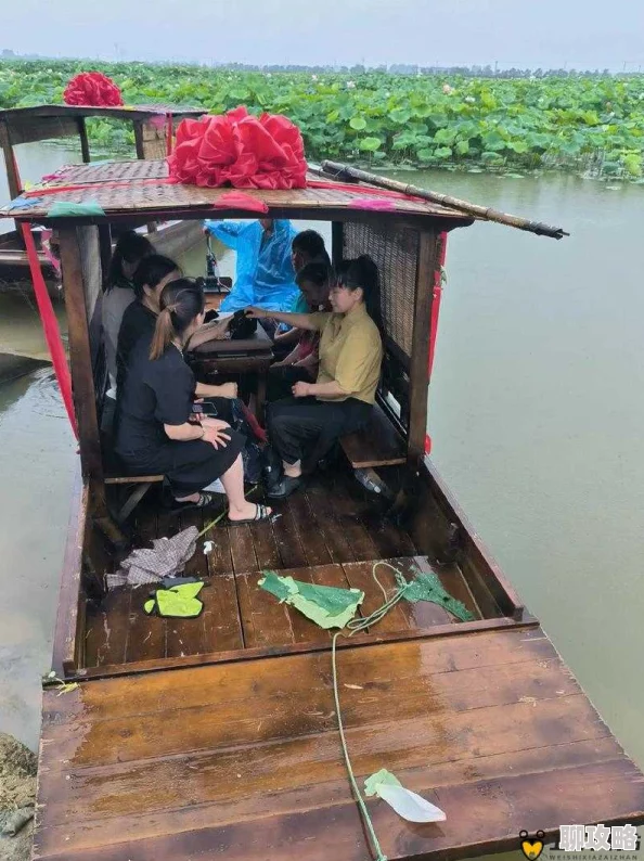 老人船上弄雨荷画作修复工作已完成九成预计下月正式展出 老人船上弄雨荷画作修复工作已完成九成预计下月正式展出