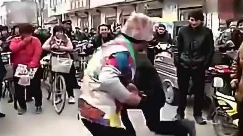 娇妻坐在老乞丐身上呻吟路人纷纷侧目围观议论老乞丐却突然起身离去