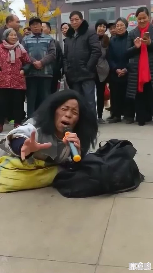 娇妻坐在老乞丐身上呻吟路人纷纷侧目围观议论老乞丐却突然起身离去