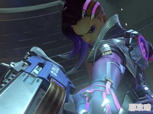 揭秘《守望先锋手游》中黑影：30岁黑客的详细背景故事与不为人知的过往经历