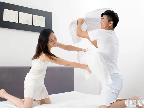 小叔子教嫂子练瑜伽关系日渐暧昧瑜伽动作越发亲密 小叔子教嫂子练瑜伽关系日渐暧昧瑜伽动作越发亲密