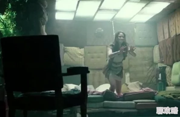 被迫含精入睡h1v1囚禁她计划着逃离的路线并在暗中积攒力量