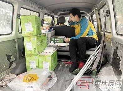 勾31快递员两个都很帅近日被评为最受欢迎快递员引发网友热议