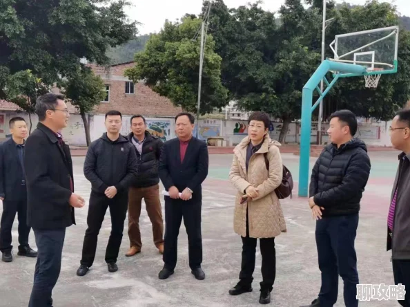 漂亮的女局长前往基层调研扶贫工作成效显著