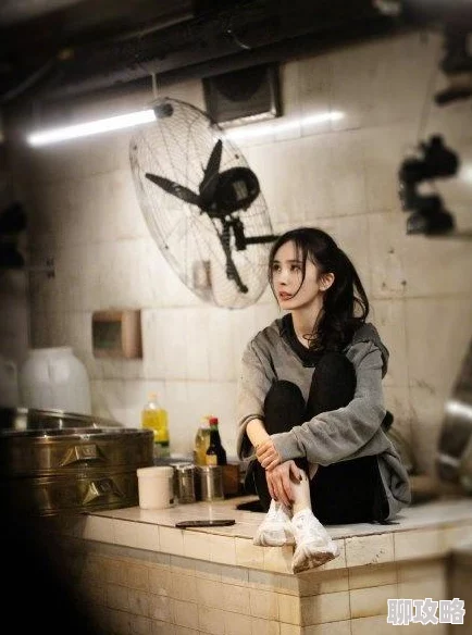 厨房里将她腿分得更开视频高清完整版流出引发网友热议