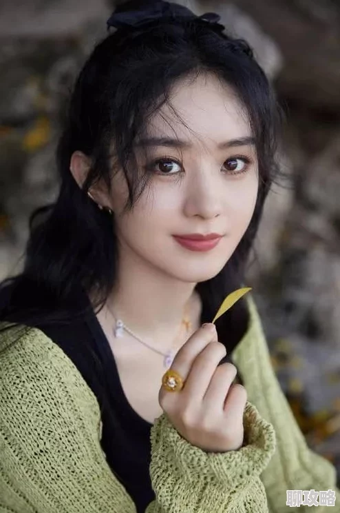 强行挺进赵丽颖的后臀小说赵丽颖反抗无效最终被按在床上