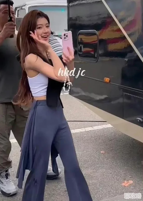 强行挺进赵丽颖的后臀小说赵丽颖反抗无效最终被按在床上