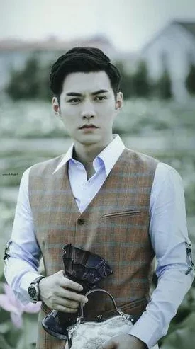 强行挺进赵丽颖的后臀小说赵丽颖反抗无效最终被按在床上