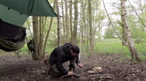 露营男女探索荒野秘境体验野外生存技能挑战自我极限 露营男女探索荒野秘境体验野外生存技能挑战自我极限