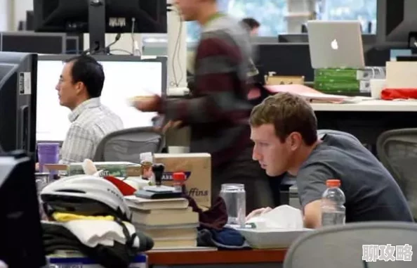 总裁受在办公室猛烈呻吟男被路过的保洁阿姨撞见场面一度十分尴尬