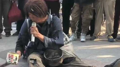 娇妻坐在老乞丐身上呻吟路人纷纷侧目围观老乞丐竟是隐藏富豪