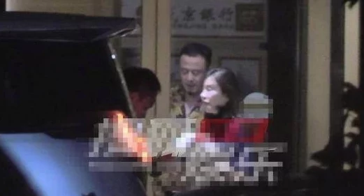 轻点不要知情人士透露小鲜肉A与网红B深夜KTV举止亲密疑似恋情曝光