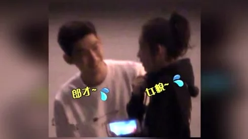 轻点不要知情人士透露小鲜肉A与网红B深夜KTV举止亲密疑似恋情曝光