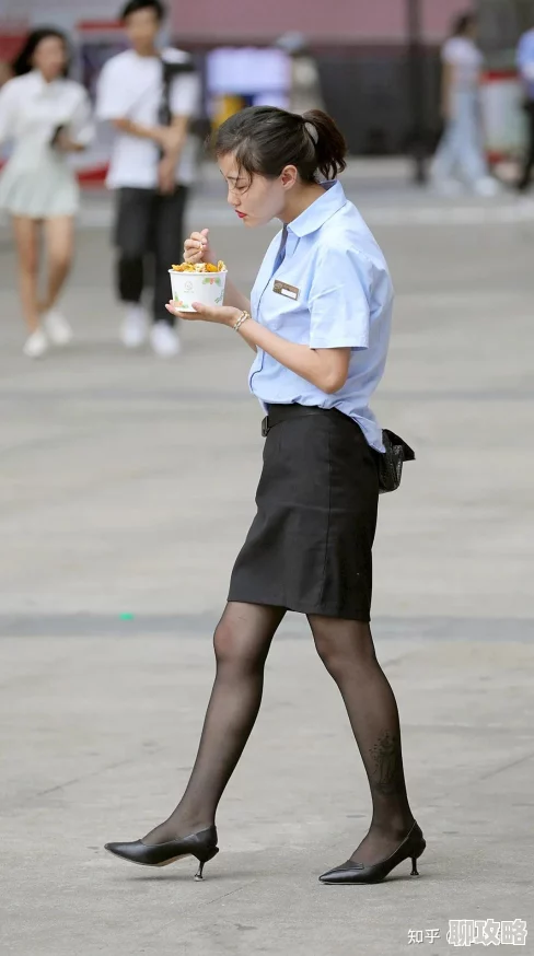 我被丝袜老师夹得好紧据说当事老师平时喜欢穿黑丝和高跟鞋而且经常在办公室给学生开小灶